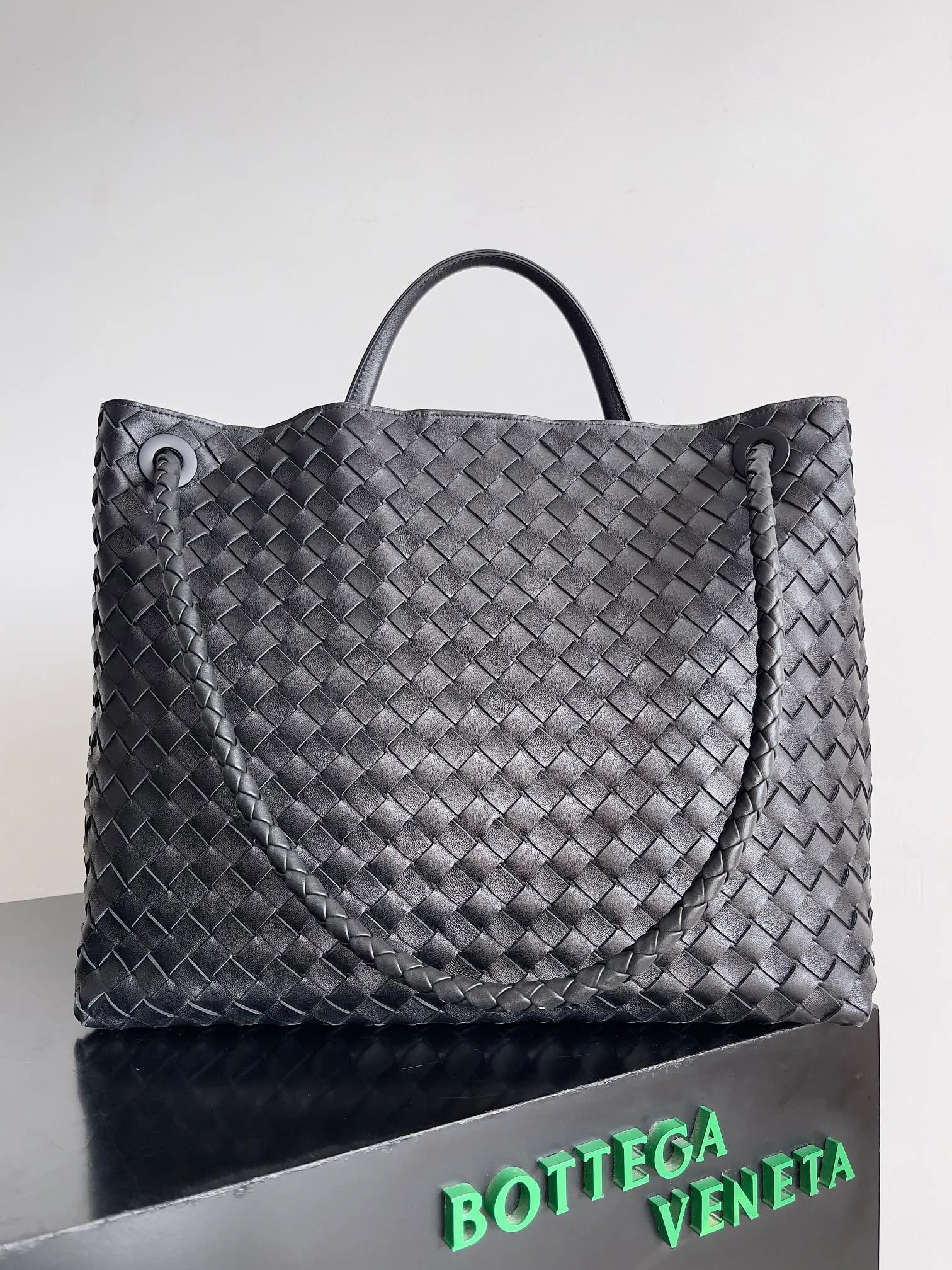 Batch 3760 Recently, the same style of bag that celebrities love is both high-end and practical. Michelle Yeoh, Kim Namjoon, Jing Boran, Tong Liya, Sun Qian, Wu Qianyu, Du Juan, Ma Yili and Bai Baihe are all carrying Bottega Veneta summer series Andiamo handbags. Andiamo has a simple structure and rounded lines. The whole piece is made of Nappa leather. It is comfortable, soft and dynamic. It adds interest to daily life and can be easily matched with various styles. Andiamo handbags are available in three sizes: small, medium and large. There are many colors to choose from, which can meet different needs. You can really carry it whether it is daily or attending events. Style number: 743575 Size: 45*22*34cm